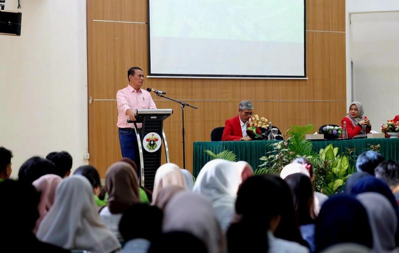 BBPKH CINAGARA: Respons cepat tersebut mendapat perhatian peserta Kuliah Umum di Unhas Makassar. Bagi Mentan Amran Sulaiman, persoalan petani tidak boleh berhenti sebagai bahan diskusi, tetapi harus ditindaklanjuti dengan langkah nyata.
