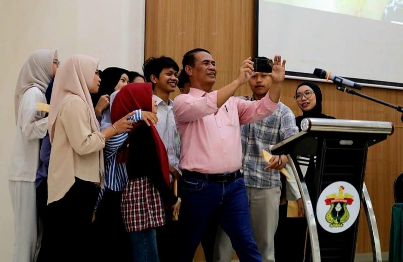 BBPP BATANGKALUKU: Mentan Amran Sulaiman tampil casual melakukan foto selfie dengan sejumlah mahasiswa/i usai Kuliah Umum di Faperta Unhas Makassar, seraya mengajak mahasiswa dan generasi muda mendukung pembangunan pertanian.
