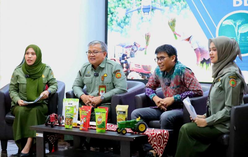 BBPP BATANGKALUKU: Kapuslat BPPSSMP Kementan, Tedy Dirhamsyah membuka BOC Volume 354 dengan narsum GM Inkubator Bisnis Makassar, Khairul Umam didampingi dua Widyaiswara BBPP Batangkaluku, diapresiasi oleh Kepala BBPP Batangkaluku, Jamaluddin Al Afgani.