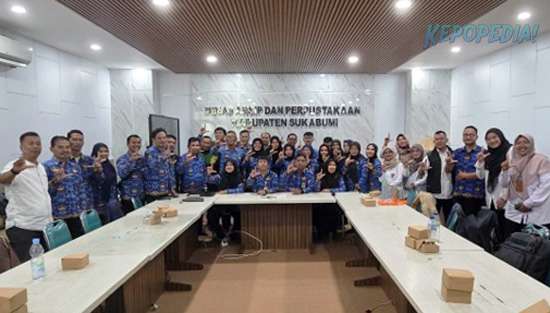 BB PUSTAKA KEMENTAN: Kepala BB Pustaka, Eko Nugroho D.P. diwakili oleh Katimker Layanan Literasi dan Pengetahuan Pertanian, Sigit Sayogya bersama para peserta pelatihan didampingi Kabid Perpustakaan Daerah Pemkab Sukabumi, Anzar Kusnandar dan Penyuluh Korwil II Sukabumi, Sostenes.