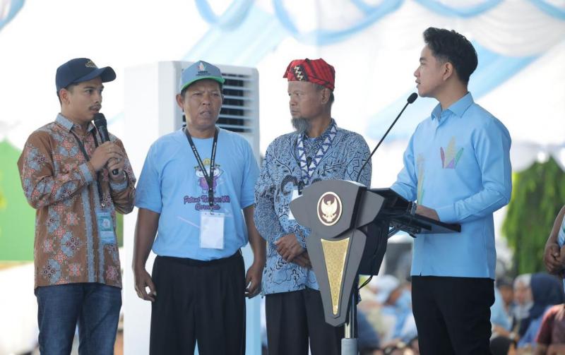BB PUSTAKA: Wapres Gibran Rakabuming Raka dialog dengan petani dan nelayan usai membuka Penas XVII Gorontalo didampingi Mentan Amran Sulaiman, yang dihadiri ribuan petani dan nelayan dari seluruh Indonesia.