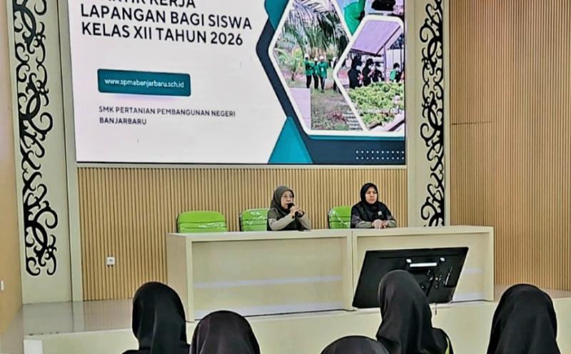 SMKPPN BANJARBARU: Wakil Kepala Sekolah Bidang Kurikulum, Airin Nurmarita mewakili Kepala SMKPPN Banjarbaru, Angga Tri A.P. membuka kegiatan pembekalan selama dua hari, 22 - 23 Juni 2026 bagi 59 siswa kelas XII Tahun Ajaran 2026/2027 pada sejumlah mitra swasta dari dunia usaha dan dunia industri (DU/DI).