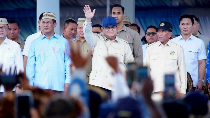 POLBANGTAN YOMA: Presiden RI Prabowo Subianto akui capaian yang dilaporkan Mentan Amran, bahwa Indonesia di jalur tepat mencapai swasembada pangan yang kokoh. Bahkan mampu membantu negara lain dari surplus produksi dan pasokan saprodi pertanian.