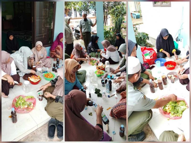 BB PUSTAKA: Kepala BB Pustaka Eko Nugroho D.P. kegiatan `Panen Eco Enzyme` tidak hanya menunjukkan hasil pengolahan sampah organik yang bermanfaat bagi pertanian, juga menjadi sarana edukasi bagi masyarakat untuk menerapkan gaya hidup lebih peduli lingkungan.