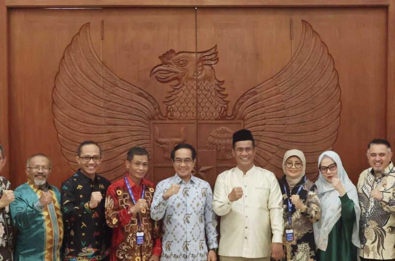 BB PUSTAKA: Mentan Amran Sulaiman [tengah] bersama para rektor dan yang mewakili usai pertemuan yang mengurai benang merah tentang tantangan pertanian ke depan, membutuhkan dukungan ilmu pengetahuan dan teknologi yang lahir dari kolaborasi pemerintah dan kalangan akademisi.