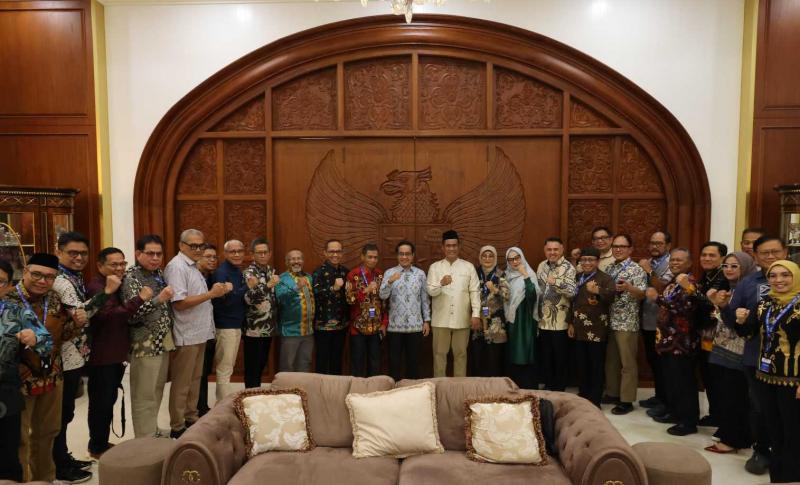 BBPP BATANGKALUKU: Mentan Amran Sulaiman [tengah] bersama para rektor dan yang mewakili usai pertemuan yang memberikan semangat baru bagi perguruan tinggi untuk mengambil peran dalam pembangunan pertanian berbasis teknologi.
