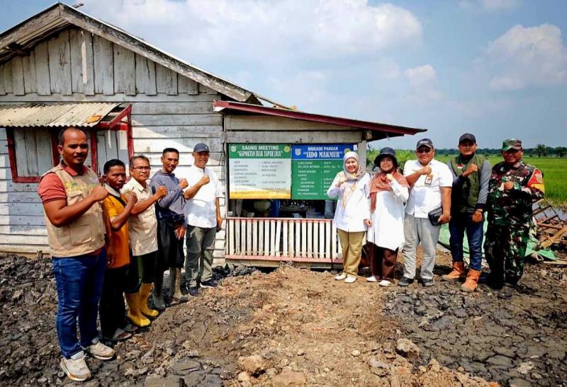 SMKPPN SEMBAWA: Kepala SMKPPN Sembawa, Budi Santoso [ke-3 kanan] turun ke lapangan bersama Brigade Pangan, petani, penyuluh dan pejabat daerah melaksanakan `Koordinasi dan Sosialisasi Penerapan Pertanian Modern melalui PM-AAS bagi Oplah seluas 1.031 hektar di Kecamatan Suak Tapeh, Kabupaten Banyuasin, Sumsel.