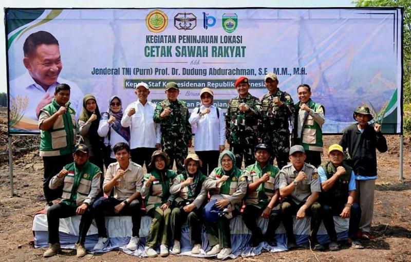 BBPKH CINAGARA: Kepala BBPKH Cinagara, Inneke Kusumawaty selaku PJ Brigade Pangan Sumsel [berdiri ke-4 kanan] bersama tim Staf Kepresidenan, usai kunjungan Kastaf Dudung Abdurachman pada lokasi CSR di Kabupaten Ogan Komering Ilir (OKI) yang dihadiri oleh petani, penyuluh, tim Brigade Pangan OKI Sumsel dan sejumlah pihak terkait.
