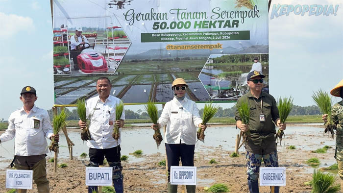 POLBANGTAN YOMA: Direktur Polbangtan YoMa, R Hermawan [kiri] mendampingi Kepala BPPSDMP Kementan, Idha Widi Arsanti [ke-2 kanan] memimpin Gertam Serempak yang dipusatkan di Desa Bulupayung, Kecamatan Patimuan, Kabupaten Cilacap, Jateng, berlangsung serempak pada 25 provinsi di lokasi Oplah 2024 dan 2025 dan lahan CSR 2025.