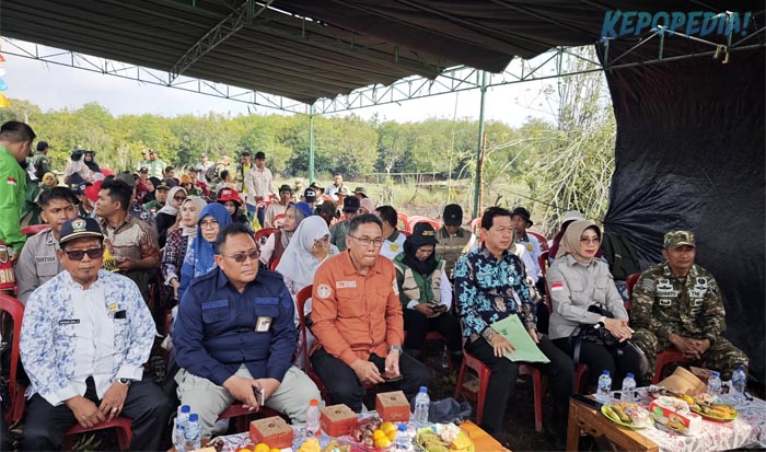 SMKPPN SEMBAWA: Kepala SMKPPN Sembawa, Budi Santoso selaku PJ Swasembada Pangan Muara Enim [ke-2 kiri] dan Kepala BBPKH Cinagara, Inneke Kusumawaty [ke-kanan] menyimak arahan Kepala BPPSDMP Kementan, Idha Widi Arsanti yang hadir via daring pada Gertam Serempak Sumsel di Desa Sukamaju, Kecamatan Sungai Rotan, Muara Enim.