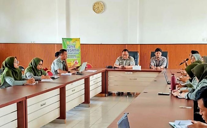 SMKPPN SEMBAWA: Kepala SMKPPN Sembawa, Budi Santoso [depan, kiri] mengatakan Program YESS-SI menyasar pemuda usia 17 - 39 tahun, (P4S), penyandang disabilitas, masyarakat adat dan para pemangku kepentingan sektor pertanian Sumsel, khususnya di Kabupaten Banyuasin dan Kabupaten Ogan Komering Ulu (OKU) Timur.