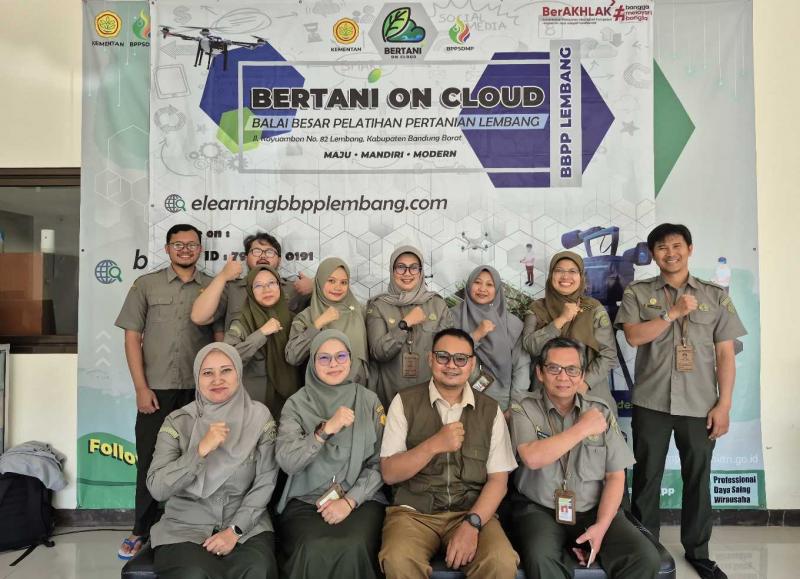 BBPP LEMBANG: Inovator BWD Digital berbasis AI, Edi Nurhadi [duduk, ke-2 kanan] bersama Kabag Umum, Yullyndra Tisna Diputri; Ketua Kelompok Program dan Evaluasi, Aris Hanafiah; Katimker Program dan Kerjasama, Yanissa Nuraeni Kuswandi; Katimker Sertifikasi Profesi, Fiadini Putri; dan Katimker Evalap, Achmad Handyoko usai pembukaan webinar BOC Volume 358 oleh Pt. Kepala BBPP Lembang, Adi Destriadi Sutisna.