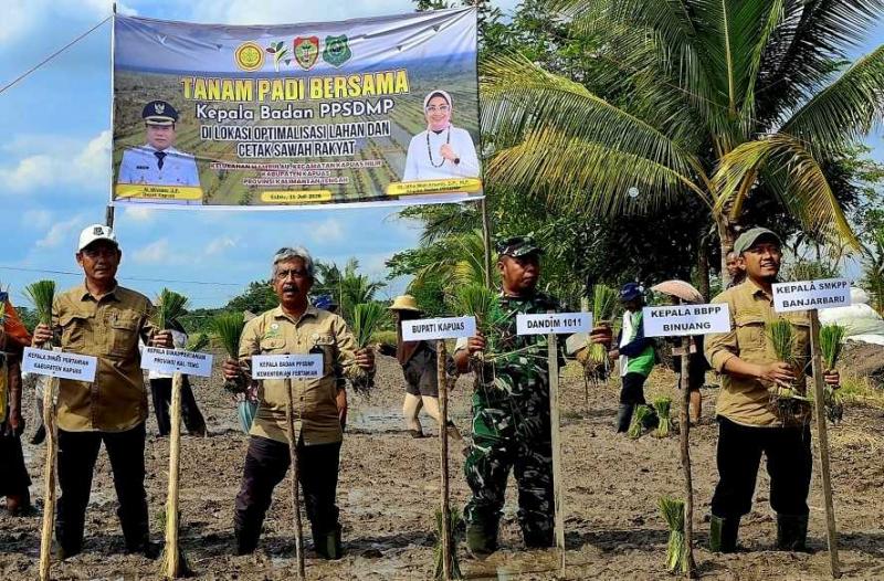 SMKPPN BANJARBARU: Kepala SMKPPN Banjarbaru, Angga Tri A.P. selaku PJ Brigade Pangan Kalteng [kanan] bersama Direktur Polbangtan Malang, Setya Budhi Udrayana pada Gertam Serentak di Kecamatan Kapuas Hilir, Kabupaten Kapuas, yang dihadiri Kadistan Kapuas, Kepala BWS Kalimantan II dan Camat Kapuas Hilir serta para petani, penyuluh dan tim Brigade Pangan Kapuas.