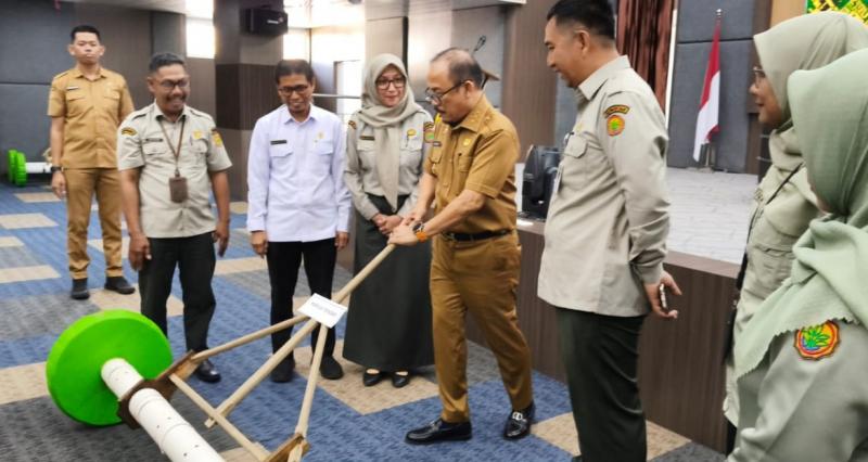 BB PUSTAKA: Gubernur Sulbar, Suhardi Duka menegaskan bahwa peningkatan produktivitas pertanian dapat dilakukan melalui optimalisasi lahan yang telah ada. Saat ini, Indeks Pertanaman (IP) Sulbar masih berada pada angka 1,4, sehingga pemerintah daerah menargetkan peningkatan menjadi IP 2.