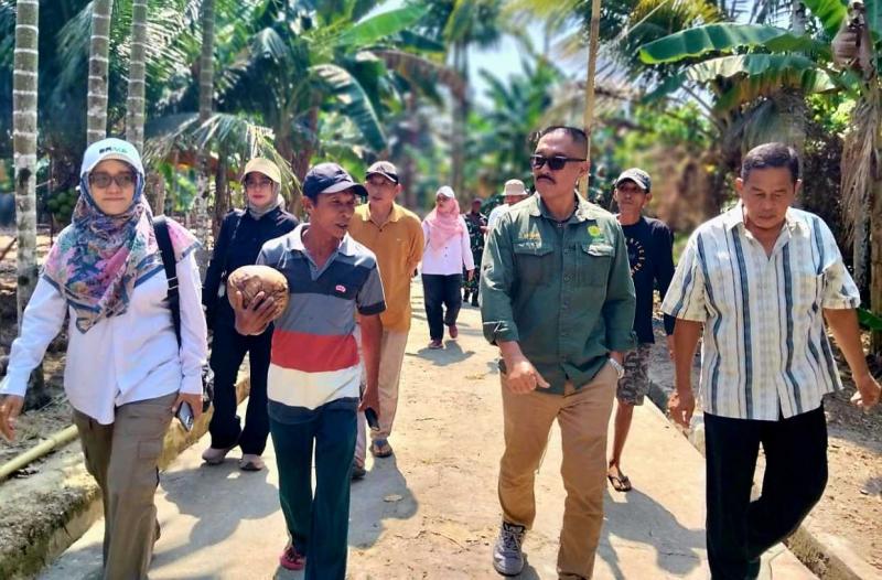 BBPKH CINAGARA: Kegiatan Monev di Kecamatan Enggano, Kabupaten Bengkulu Utara berupaya memastikan seluruh tahapan program berjalan sesuai target, dipimpin oleh Tenaga Ahli (TA) Mentan Bidang Teknologi Pengelolaan Irigasi Pertanian, Hendri Sosiawan [depan, ke-2 kanan] didampingi Kepala BBPKH Cinagara, Inneke Kusumawaty selaku PJ Brigade Pangan Provinsi Bengkulu [belakang, kemeja hitam]. 