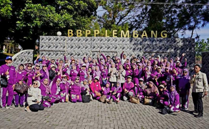 BBPP LEMBANG: Sebanyak 77 peserta Sekolah Lansia Dahlia Mekar Kota Cimahi bersama pembina, Inne Suherna Sasmita bersama Kabag Umum, Yullyndra Tisna Diputri [tengah] didampingi Katimker Program dan Kerjasama, Yanissa Nuraeni Kuswandi mewakili Plt Kepala BBPP Lembang, Adi Destriadi Sutisna.