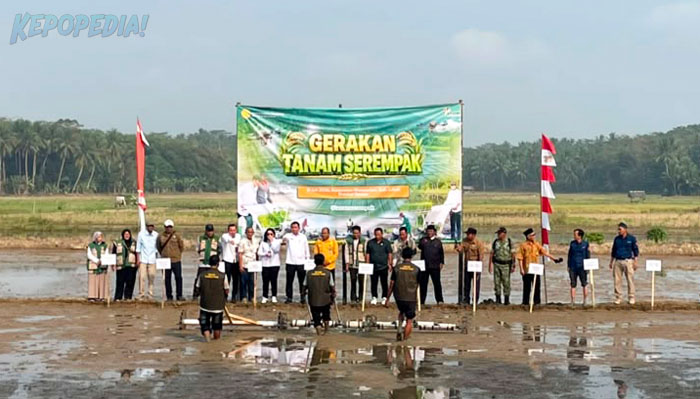 BB PUSTAKA: Kepala BB Pustaka Kementan, Eko Nugroho D.P. memimpin kegiatan Gertam Serempak di Desa Cikeucang Kecamatan Wanasalam, Kabupaten Lebak, Provinsi Banten berlangsung simultan dengan Gertam Serempak nasional di Kabupaten Konawe, Sultra yang dipimpin oleh Kepala BPPSDMP Kementan, Idha Widi Arsanti.
