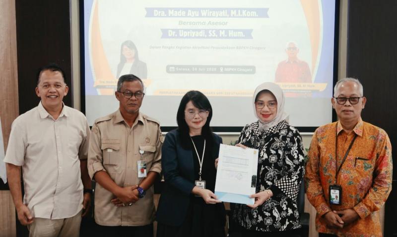BB PUSTAKA: Kepala BBPKH Cinagara, Inneke Kusumawaty [ke-2 kanan]  bersama Tim Asesor Perpusnas yakni Direktur Standardisasi dan Akreditasi Perpusnas, Made Ayu Wirayati [tengah] dan Pustakawan Utama, Upriyadi usai kegiatan akreditasi oleh Perpusnas pada tiga UPT Kementan.