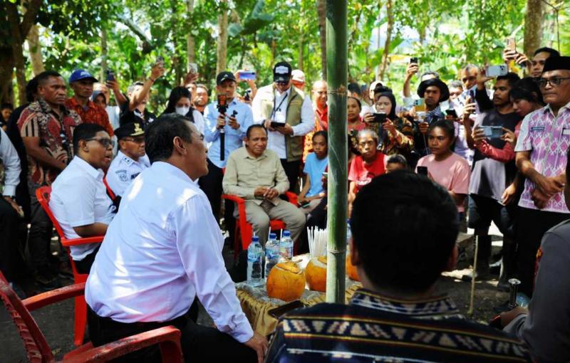 BBPP BATANGKALUKU: Mentan Amran Sulaiman bersama Adriano Padama, mahasiswa Undip Semarang asal Alor dialog dengan warga Alor, NTT di sela kunjungan dadakan untuk memastikan harga beras terjangkau dan pengembangan potensi pertanian berjalan maksimal.