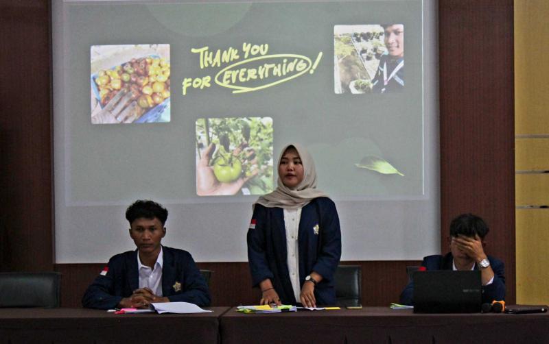 BBPP LEMBANG: Plt Kepala BBPP Lembang, P. Adi Destriadi Sutisna apresiasi presentasi hasil PKL yang diuji oleh Widyaiswara BBPP Lembang pada tiga mahasiswa Faperta Unib Bengkulu yakni Wiraz Dwi Guna, Fellysa Dwi Febriyanti danMuhammad Abi Rosyid selesai melaksanakan PKL satu bulan di BBPP Lembang.