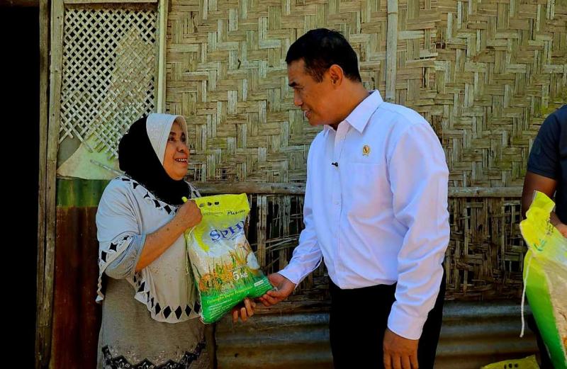 BB PUSTAKA: Warga Alor mendapat bantuan beras dari Mentan Amran di sela kunjungan dadakan untuk memastikan harga beras terjangkau, setelah mendengar aspirasi Adriano Padama, mahasiswa asal Alor saat Mentan memberikan Kuliah Umum di Undip Semarang.