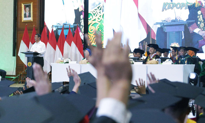 POLBANGTAN BOGOR: Mentan Amran Sulaiman secara khusus memanggil para wisudawan yang telah kehilangan orangtua alias yatim piatu. Tidak hanya memberi motivasi, juga memberikan santunan berupa uang tunai serta traktor, sebagai modal kerja bagi mereka untuk memulai kehidupan setelah menyelesaikan pendidikan.