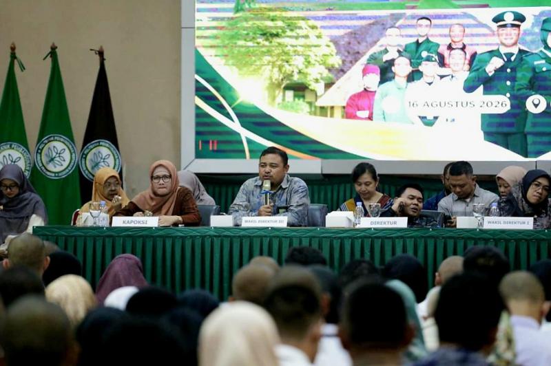 POLBANGTAN BOGOR: Direktur Yoyon Haryanto didampingi Wakil Direktur II, Rudi Hartono pada sesi dialog `Forum Orang Tua bersama Unsur Pimpinan` menjadi sarana untuk membangun komunikasi dan pemahaman bersama antara keluarga dan institusi dalam mendukung keberhasilan pendidikan mahasiswa.
