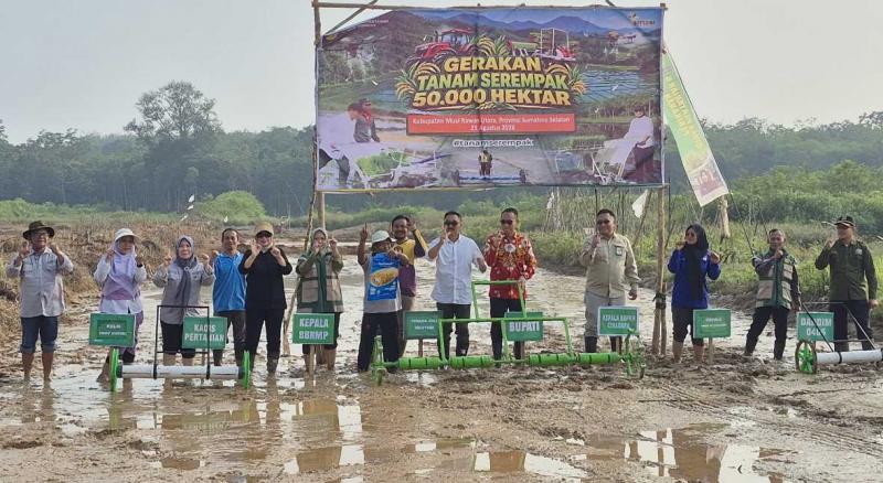SMKPPN SEMBAWA: Kepala SMKPPN Sembawa, Budi Santoso [ke-4 kanan] bersama Kepala BBPKH Cinagara, Inneke Kusumawaty [kemeja hitam] mendampingi TA Mentan, Hendri Sosiawan pada kegiatan Gertam Serentak di Muratara, Sumsel yang dihadiri sejumlah pihak terkait setempat.