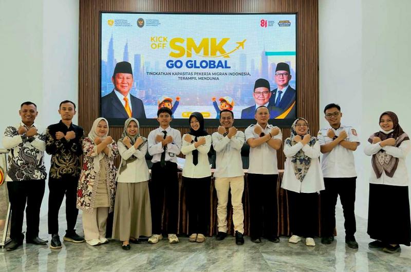 SMKPPN SEMBAWA: Titin Pransisca, Wakil Kepala SMK PP Negeri Sembawa Bidang Humas dan Industri [ke-3 kanan] mewakili Kepala SMKPPN Sembawa, Budi Santoso bersama Perwakilan BP3MI Sumatera Selatan, Hermin dan sejumlah peserta `SMK Go Global` yang dirancang intensif, untuk meningkatkan kapasitas peserta sesuai persyaratan bekerja di Jepang.