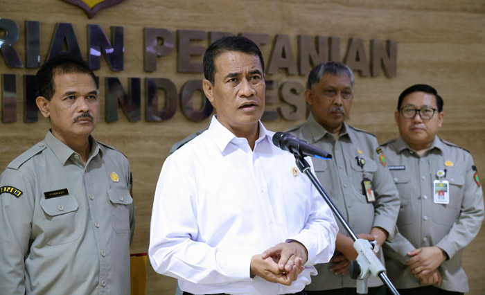 SMKPPN SEMBAWA: Mentan Amran Sulaiman memastikan pencopotan tersebut bersifat permanen. Ia juga meminta Inspektur Jenderal dan Sekretaris Jenderal Kementan untuk segera menyiapkan pengganti agar pelaksanaan tugas dan pelayanan kepada masyarakat tetap berjalan.