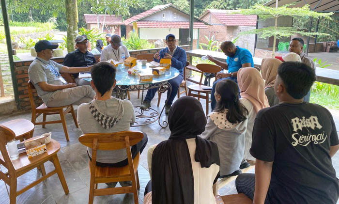 POLBANGTAN BOGOR: Direktur Yoyon Haryanto apresiasi kunjungan delegasi IFAD dari Fiji dan Australia, untuk mengetahui keberhasilan keberhasilan pelaksanaan Program YESS di Indonesia, yang diharapkan dapat meneruskan dampak positif YESS memperkuat kapasitas, kewirausahaan, serta peningkatan pendapatan generasi muda di sektor pertanian.