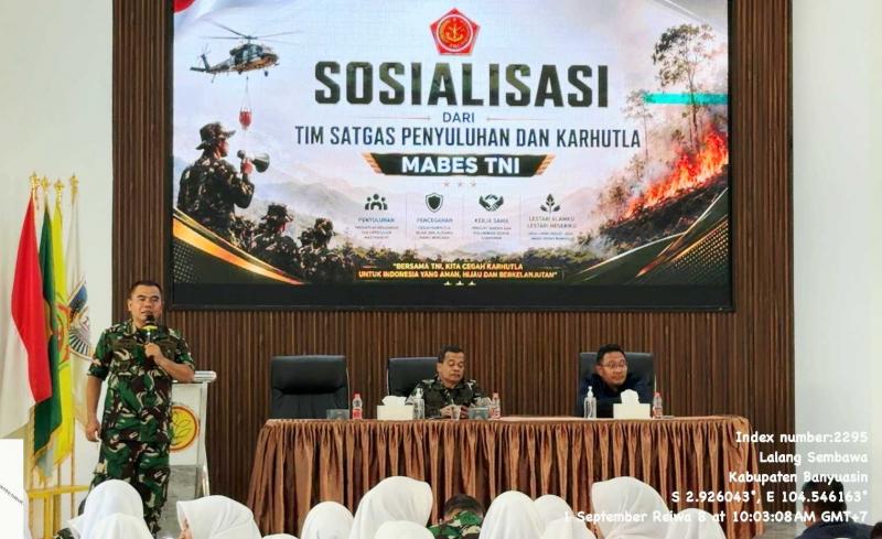 SMKPPN SEMBAWA: Kepala SMKPPN Sembawa, Budi Santoso  [duduk, kanan] bersama Ketua Tim Satgas Karhutla Mabes TNI, Frans Surya Ginting pada kegiatan `Sosialisasi dan Edukasi` tentang Karhutla yang menjadi penting bagi siswa mengingat wilayah Sumatera Selatan merupakan salah satu provinsi yang memiliki potensi Karhutla.