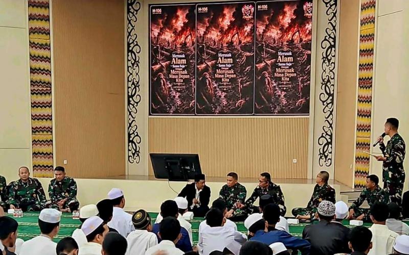 SMKPPN BANJARBARU: Kepala SMKPPN Banjarbaru, Angga Tri A. P [duduk, jas hitam] seusai membuka `sosialisasi dan edukasi Karhutla` dan bersama siswa/i memyimak paparan Mayor Pnb Andy bersama tim Seskoau Lembang Jabar tentang pencegahan, mitigasi dan dampak Karhutla.