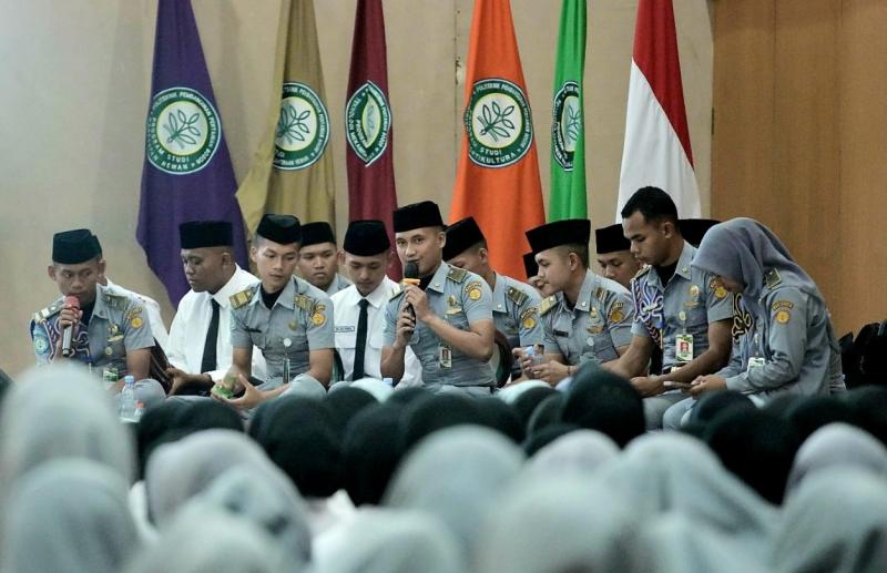 POLBANGTAN BOGOR: Direktur Yoyon Haryanto mengajak untuk mengusung semangat meneladani akhlak Rasulullah SAW, peringatan Maulid Nabi menjadi momentum bagi keluarga besar Polbangtan Bogor untuk memperkuat nilai keimanan, ketakwaan, integritas dan karakter dalam melaksanakan tugas pendidikan dan pengabdian di bidang pertanian.