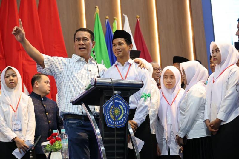 SMKPPN SEMBAWA: Mentan Amran memberikan santunan untuk membayar biaya tempat tinggal selama tiga tahun masa perkuliahan. Dia meminta pihak Unismuh membantu mencarikan kos yang layak bagi Harlen dan memastikan biaya tersebut akan dibantu melalui kantornya.