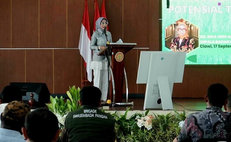 SMKPPN SEMBAWA: Kepala BPPSDMP Idha Widi Arsanti dalam sambutannya, mengingatkan bahwa pelatihan dirancang untuk meningkatkan kapasitas manajemen usaha tani padi, memperkuat kepemimpinan dan jiwa kewirausahaan serta menyiapkan Brigade Pangan Model sebagai praktik baik yang dapat direplikasi di berbagai daerah.