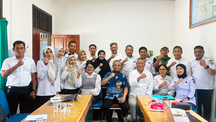 BBPP BATANGKALUKU: Kepala BBPP Batangkaluku, Jamaluddin Al Afgani [batik biru] bersama para penyuluh Kabupaten Kolaka Timur dan Konawe Selatan seusai membuka Rakor Program Strategis Kementan, dalam upaya evaluasi pelaksanaan program sekaligus memperkuat koordinasi antara pemerintah daerah, penyuluh dan pelaku pertanian merespons berbagai dinamika di lapangan.
