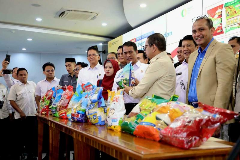 SMKPPN SEMBAWA: Wamenkum Edward Omar Sharif Hiariej memberi keterangan pers didampingi Mentan Amran Sulaiman dan Kepala Badan Komunikasi Pemerintah, Muhammad Qodari terkait dugaan ketidaksesuaian beras fortifikasi, yang dapat merugikan konsumen dari sisi kualitas produk maupun secara ekonomi.