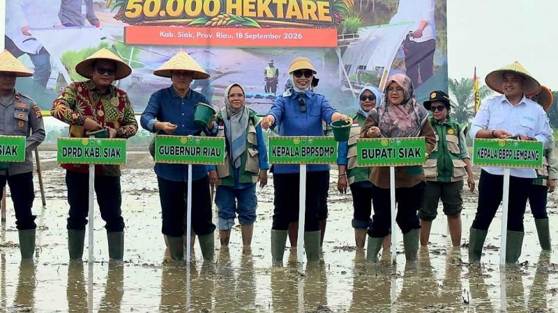 SMKPPN SEMBAWA: Kepala BPPSDMP Idha Widi Arsanti [tengah] memimpin Gertam Serempak di Kabupaten Siak, Provinsi Riau bersama Bupati Siak, Afni Zulkifli [ke-2 kanan] didampingi Kepala BBPP Lembang, Ahmad Dedy Syathori serta perwakilan pemerintah daerah dan insan pertanian dari sejumlah wilayah pelaksanaan Gertam Serempak.