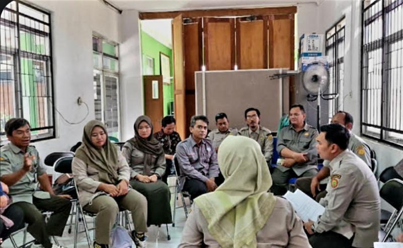 POLBANGTAN BOGOR: Direktur Polbangtan Bogor, Yoyon Haryanto [kanan] koordinasi lapangan dengan Tim Peneliti Polbangtan Bogor pada kegiatan penelitian bertajuk `Transformasi Digital Penyuluhan Pertanian di Jawa Barat` di UPTD Pengelolaan Pertanian Kecamatan Cikampek pada Dinas Pertanian, Ketahanan Pangan dan Perikanan Kabupaten Karawang, Jawa Barat.