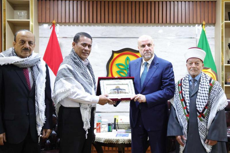 SMKPPN SEMBAWA: Mentan Amran Sulaiman [ke-2 kiri] menerima cenderamata dari Utusan Khusus, Mahmoud Sedqi Abdalrahman Alhabbash, sekaligus Penasihat Presiden Negara Palestina usai pertemuan keduanya di Jakarta.