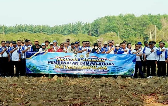 SMKPPN BANJARBARU: Kepala SMKPPN Banjarbaru, Angga Tri A.P. menyambut baik dan apresiasi kepercayaan dari Polda Kalsel pada Kegiatan Polri merupakan program yang dikelola oleh Biro SDM Polda Kalsel, yang ditujukan bagi Pegawai Negeri Pada Polri (PNPP) baik anggota Polri maupun PNS yang akan memasuki masa pensiun.