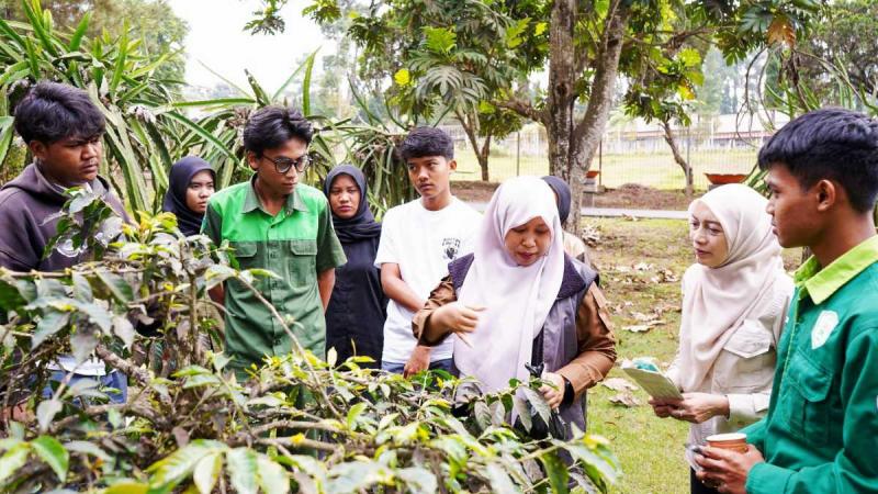 BBPP LEMBANG: Kepala BBPP Lembang, Ahmad Dedy Syathori mengatakan Widyaiswara BBPP Lembang, Estu Hariyani, pemateri yang menguraikan potensi budidaya tanaman kopi. Sementara Widyaiswara Dewi Padmisari, menguraikan tentang sortasi kopi, yang dilakukan untuk mendapatkan kopi terbaik dari hasil panen, yang tidak sesuai kualitas disisihkan, untuk memilih terbaik.