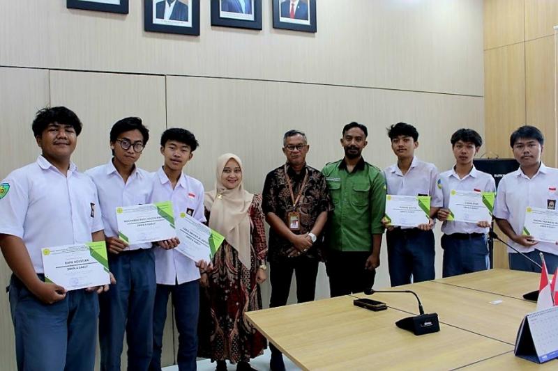 BBPP LEMBANG: Kepala BBPP Lembang, Ahmad Dedy Syathori diwakili Kabag Umum, Tedy Cahyo Sulistiyo Widodo [tengah] didampingi Katimker Program dan Kerjasama, Yanissa Nuraeni Kuswandi [hijab] bersama keenam siswa SMK Negeri 4 Garut peserta PKL, seusai Seminar Hasil PKL yang menjadi penutup dari kegiatan PKL pada BBPP Lembang.