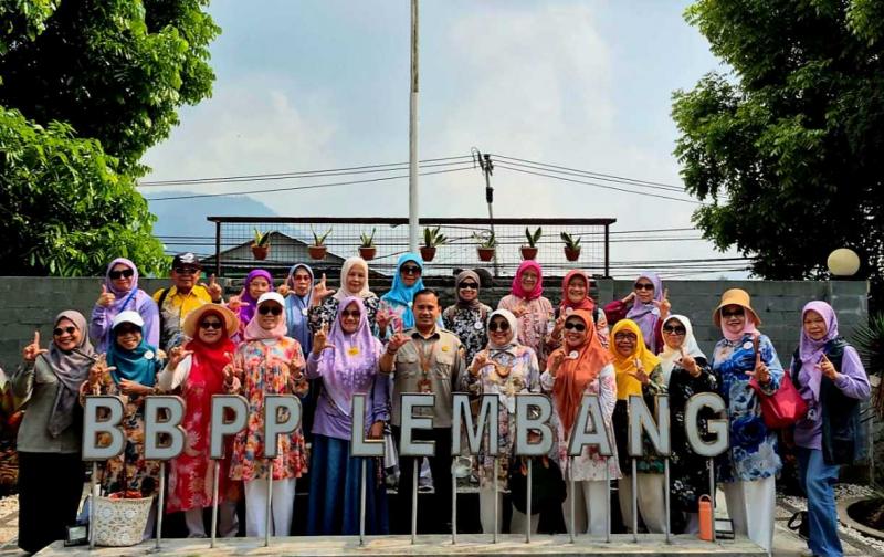 BBPP LEMBANG: Kepala BBPP Lembang, Ahmad Dedy Syathori [tengah] bersama 21 peserta Sekolah Lansia Arcamanik di Kota Bandung, seusai mengunjungi Laboratorium Pengolahan Hasil Pertanian didampingi Widyaiswara Tasya Fitri Yunada, untuk mengenal resep Sorbet dari buah naga, yang terkenal manis, menyegarkan dan harganya terjangkau.