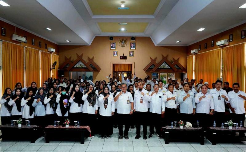 BBPP BATANGKALUKU: Kapuslat, Teddy Dirhamsyah [tengah] seusai memberikan arahan dan pembinaan pegawai BBPP Batangkaluku hadir bersama jajaran UPT Pelatihan Kementan di Kabupaten Gowa, Sulsel didampingi Kabalai Jamaluddin Al Afgani dan Kabag Umum, Rosdiana.
