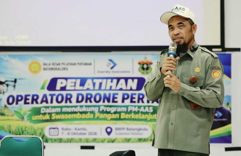 BBPP BATANGKALUKU: Kepala BBPP Batangkaluku, Jamaluddin Al Afgani hadir memberikan sambutan sekaligus apresiasi PT Enersky Innovation dan Unhas Makassar atas kepercayaan menjadikan BBPP Batangkaluku sebagai lokasi pelatihan. Dia juga menyambut baik keikutsertaan pegawai BBPP Batangkaluku untuk memperkuat kapasitas SDM internal bagi kegiatan pelatihan pertanian.