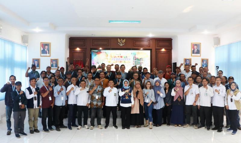 POLBANGTAN BOGOR: Direktur Polbangtan Bogor, Yoyon Haryanto [tengah] bersama Kepala BBPKH Cinagara, Inneke Kusumawaty [hijab biru] didampingi Wakil Direktur Aminudin Alfat dan Kakelsi Penyelenggaraan Pelatihan, Erwin Zulkarnaen seusai pembukaan ´Workshop Budidaya Ayam Petelur´ bagi 67 eks jurnalis yang tergabung pada organisasi Agrijurno, yang digelar oleh Polbangtan Bogor di BPPKH Cinagara.