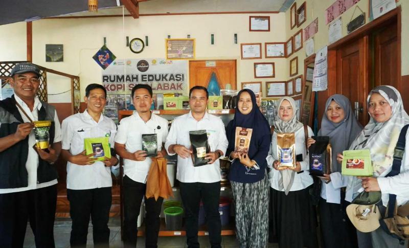 BBPP LEMBANG: Kepala BBPP Lembang, Ahmad Dedy Syathori [ke-4 kiri] bersama Ketua P4S Silalabak, Iis Sunisih [ke-4 kanan] didampingi Katimker Distan Pangandaran, Saeful Iman [ke-3 kiri] dan Widyaiswara BBPP Lembang, Fiadini Putri [ke-2 kanan] pada kunjungan ke P4S Silalabak yang dikukuhkan sebagai P4S level Pratama di Jabar, dengan komoditas utama kopi Robusta.