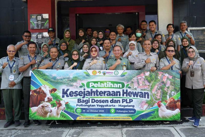 BBPKH CINAGARA: Kabalai Cinagara, Inneke Kusumawaty dan Direktur Polbangtan Yoma, R Hermawan bersama 35 Dosen dan PLP Polbangtan Yoma seusai pembukaan `Pelatihan Animal Welfare Officer` di Kampus Magelang bagi penguatan kompetensi, yang diharapkan melahirkan SDM peternakan yang menguasai keterampilan teknis, juga memiliki kesadaran etis, profesionalisme dan tanggung jawab menerapkan kesejahteraan hewan. 